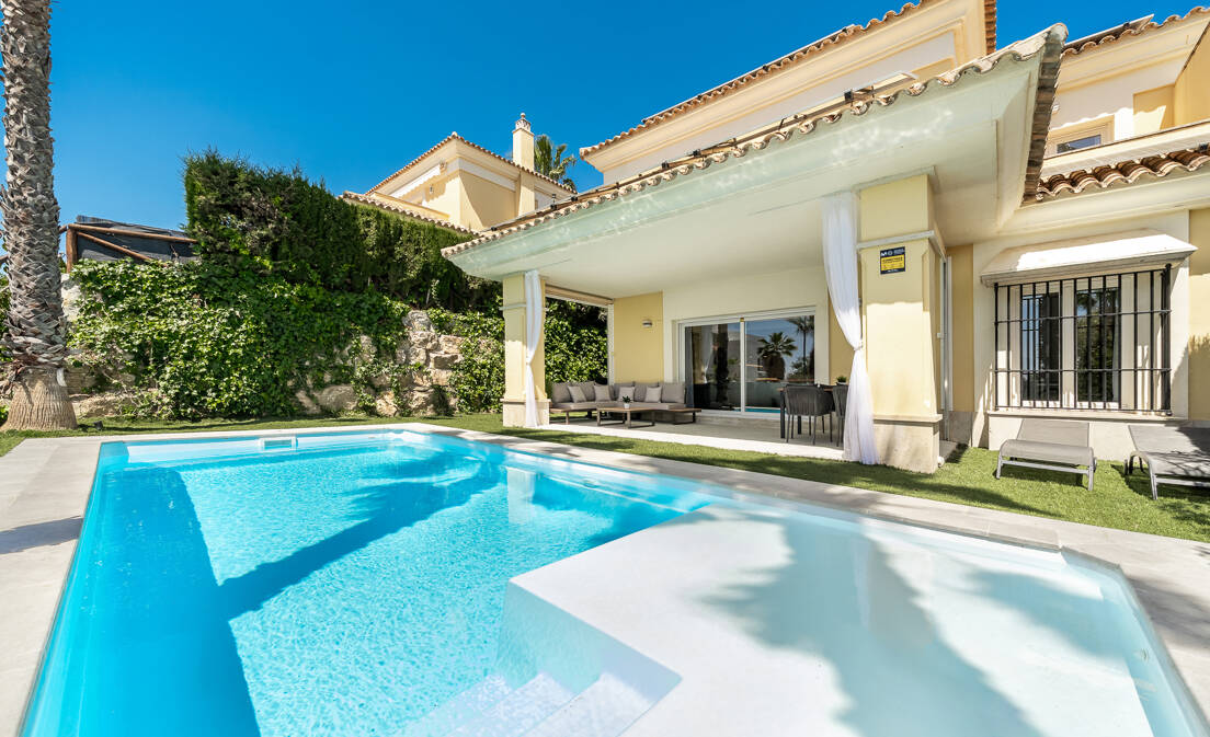 Eindrucksvolle Villa mit Meer- und Golfblick in erstklassigem Zustand in exklusiver Wohnanlage