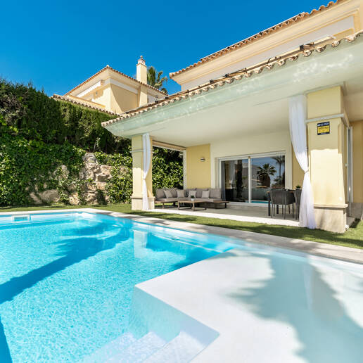 En fantastisk villa med utsikt över havet och golfbanan, i utmärkt skick, belägen i ett exklusivt gated community