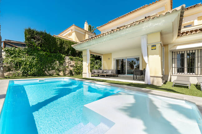 En fantastisk villa med utsikt över havet och golfbanan, i utmärkt skick, belägen i ett exklusivt gated community