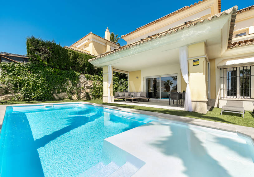 En fantastisk villa med utsikt över havet och golfbanan, i utmärkt skick, belägen i ett exklusivt gated community