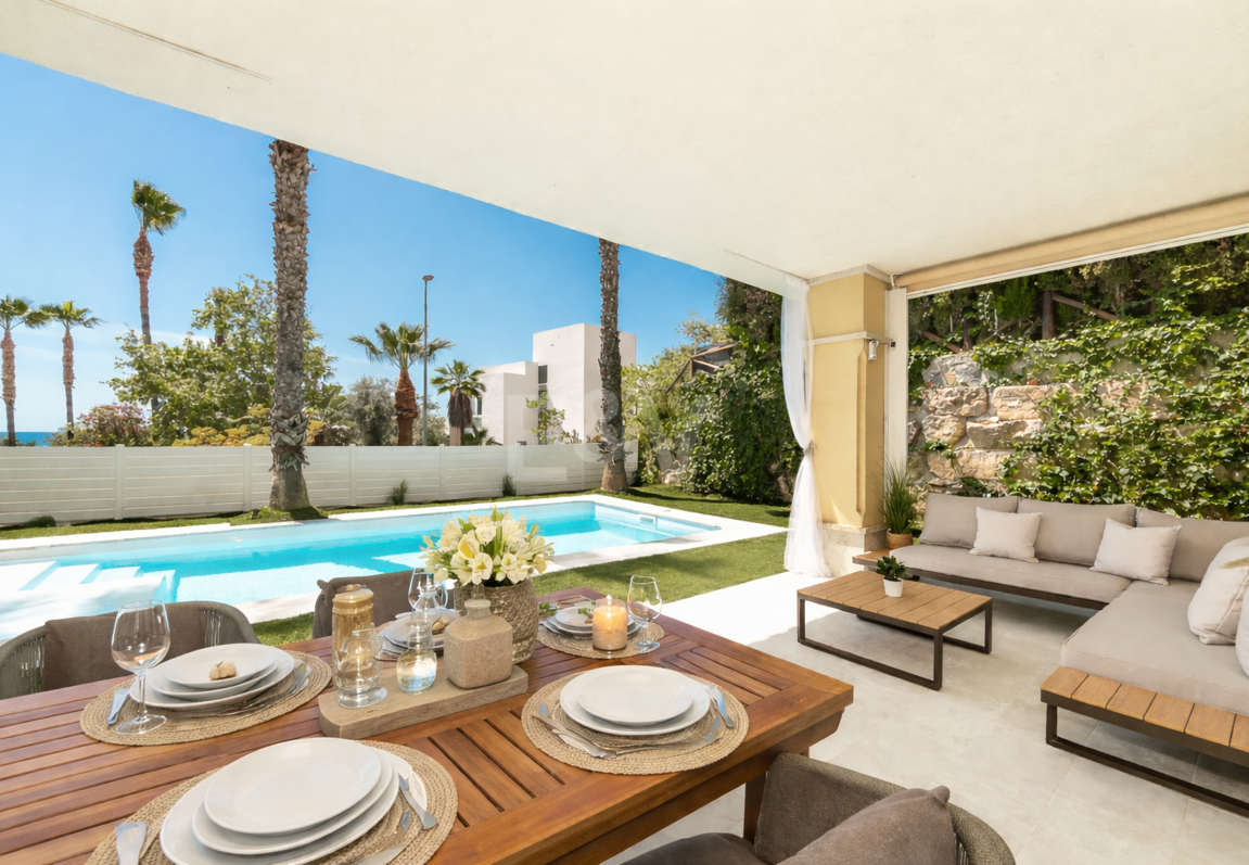 En fantastisk villa med utsikt över havet och golfbanan, i utmärkt skick, belägen i ett exklusivt gated community