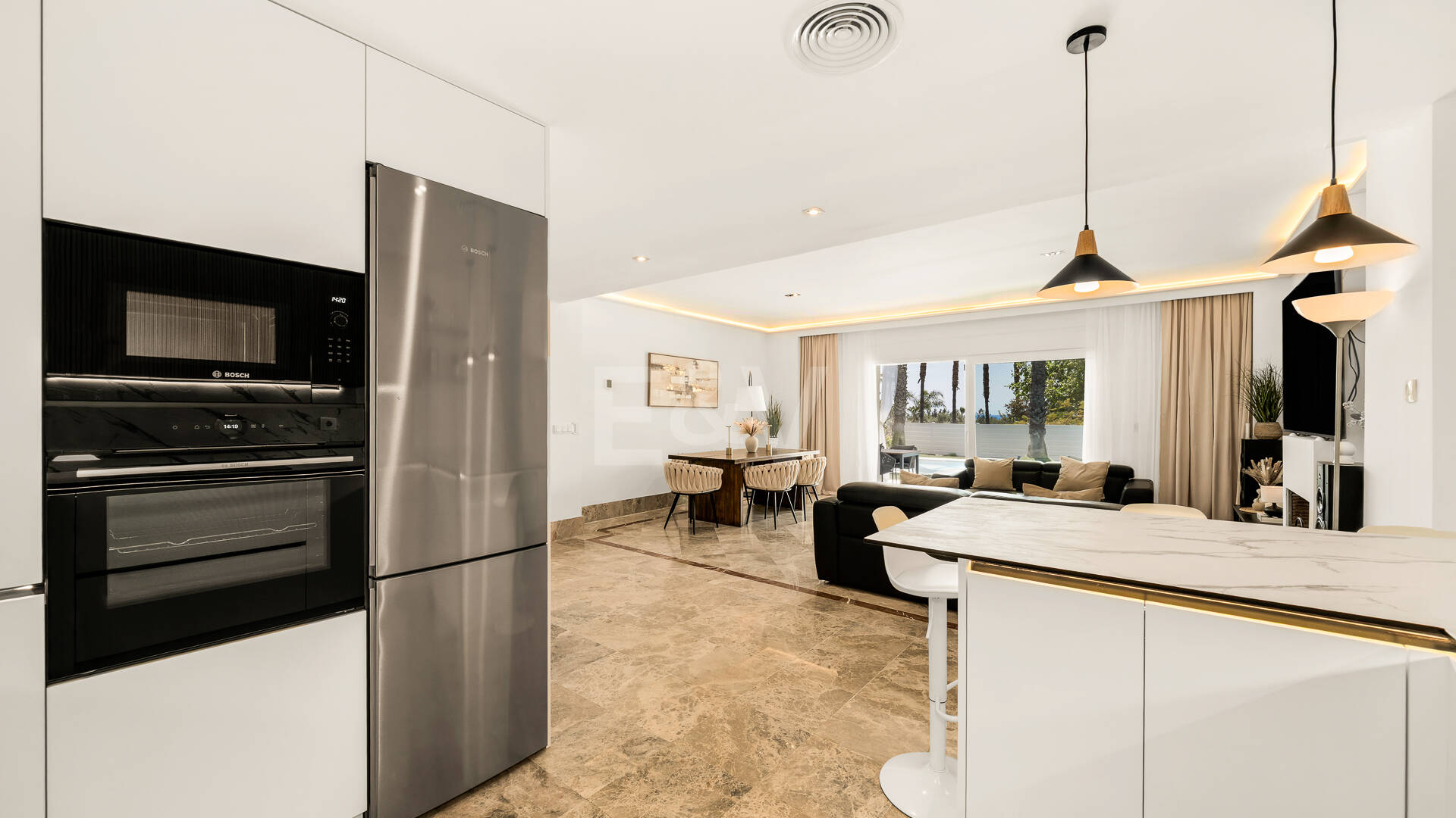 En fantastisk villa med utsikt över havet och golfbanan, i utmärkt skick, belägen i ett exklusivt gated community