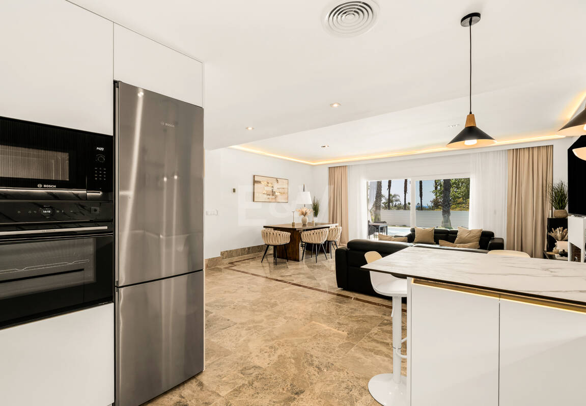 En fantastisk villa med utsikt över havet och golfbanan, i utmärkt skick, belägen i ett exklusivt gated community