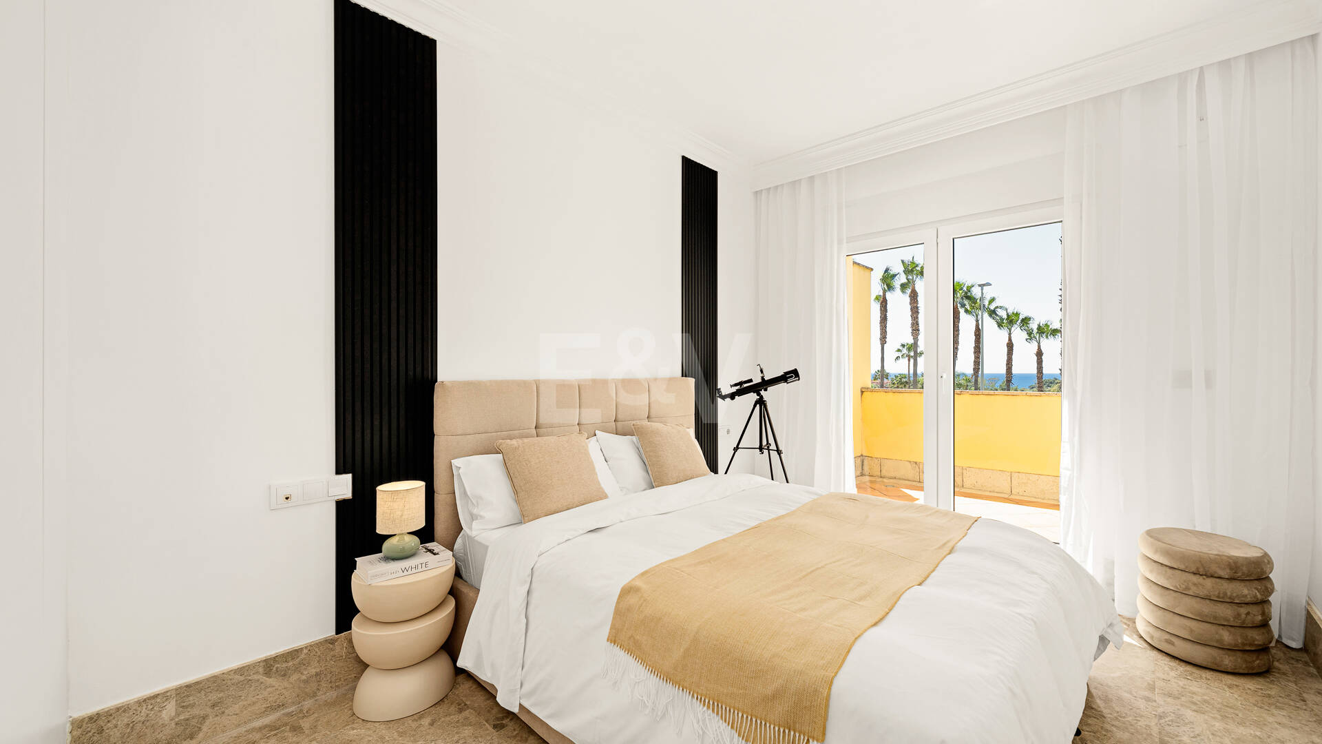 En fantastisk villa med utsikt över havet och golfbanan, i utmärkt skick, belägen i ett exklusivt gated community