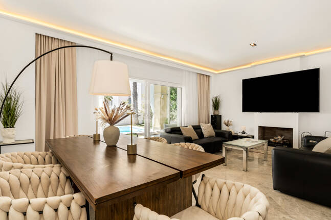 En fantastisk villa med utsikt över havet och golfbanan, i utmärkt skick, belägen i ett exklusivt gated community