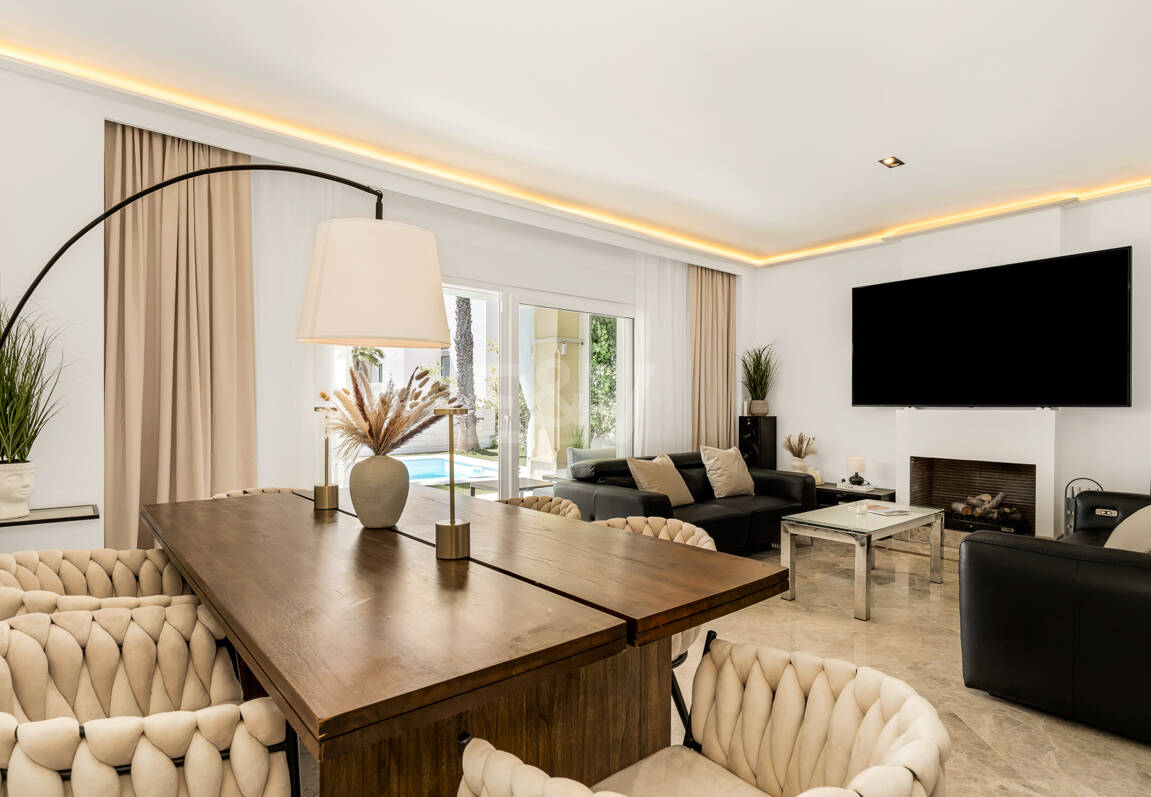 En fantastisk villa med utsikt över havet och golfbanan, i utmärkt skick, belägen i ett exklusivt gated community