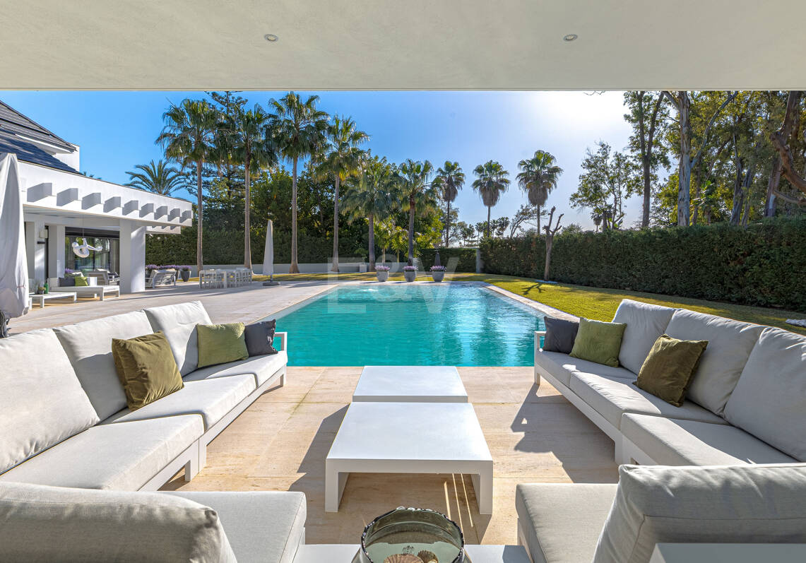 Elegante moderne Architektenvilla mit Meerblick, nur Schritte vom Strand entfernt