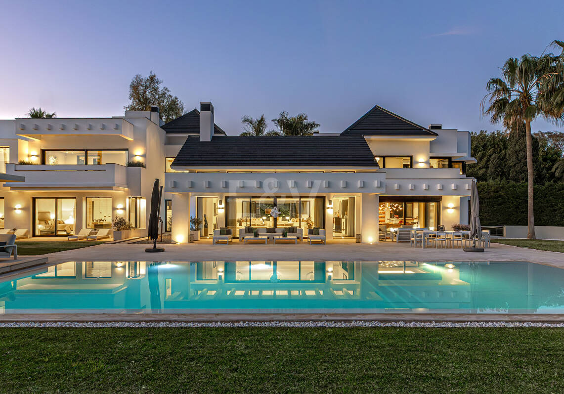 Elegante moderne Architektenvilla mit Meerblick, nur Schritte vom Strand entfernt