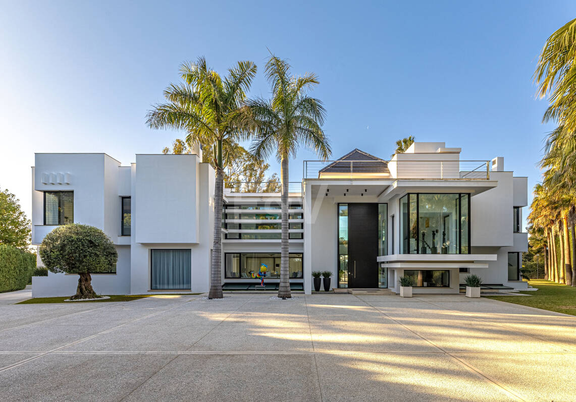 Elegante moderne Architektenvilla mit Meerblick, nur Schritte vom Strand entfernt