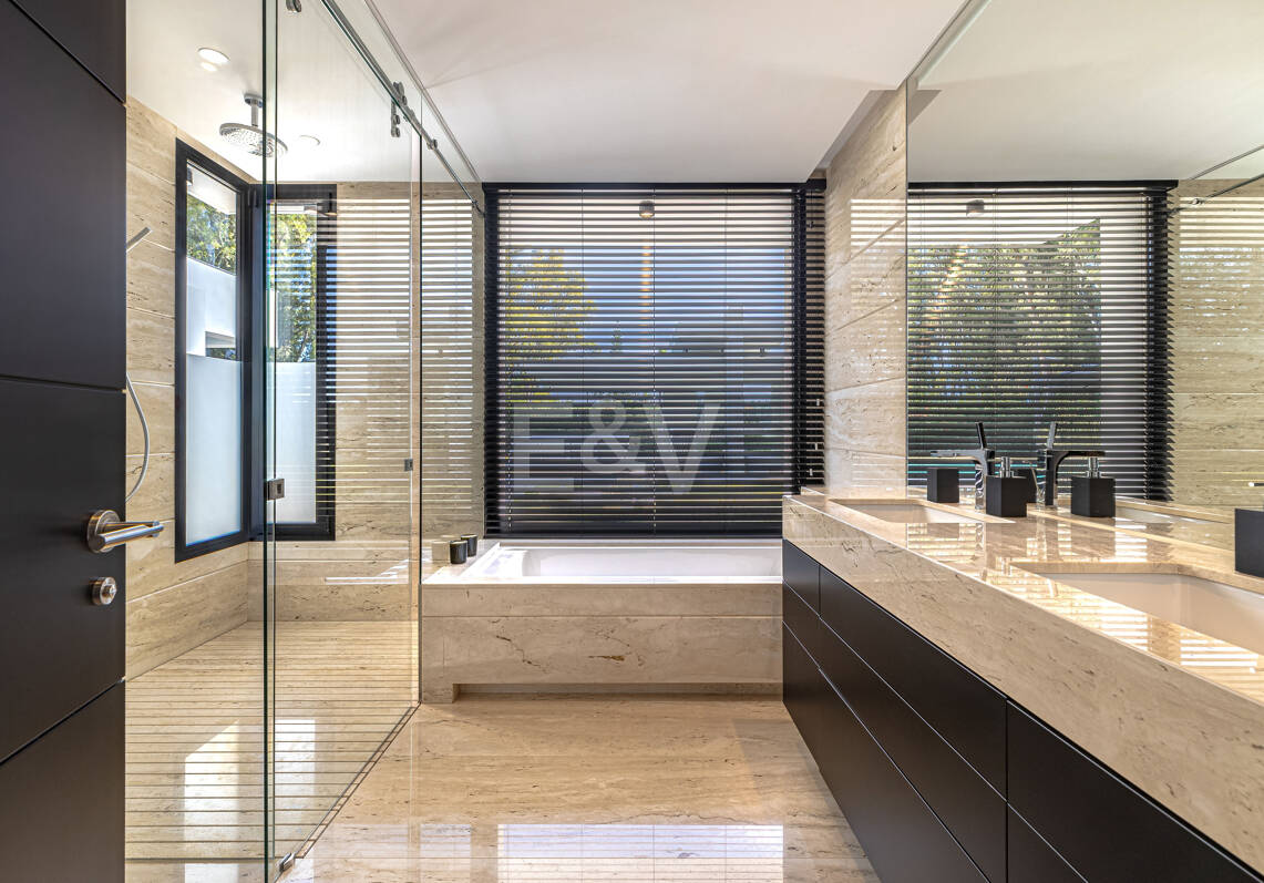 Elegante moderne Architektenvilla mit Meerblick, nur Schritte vom Strand entfernt