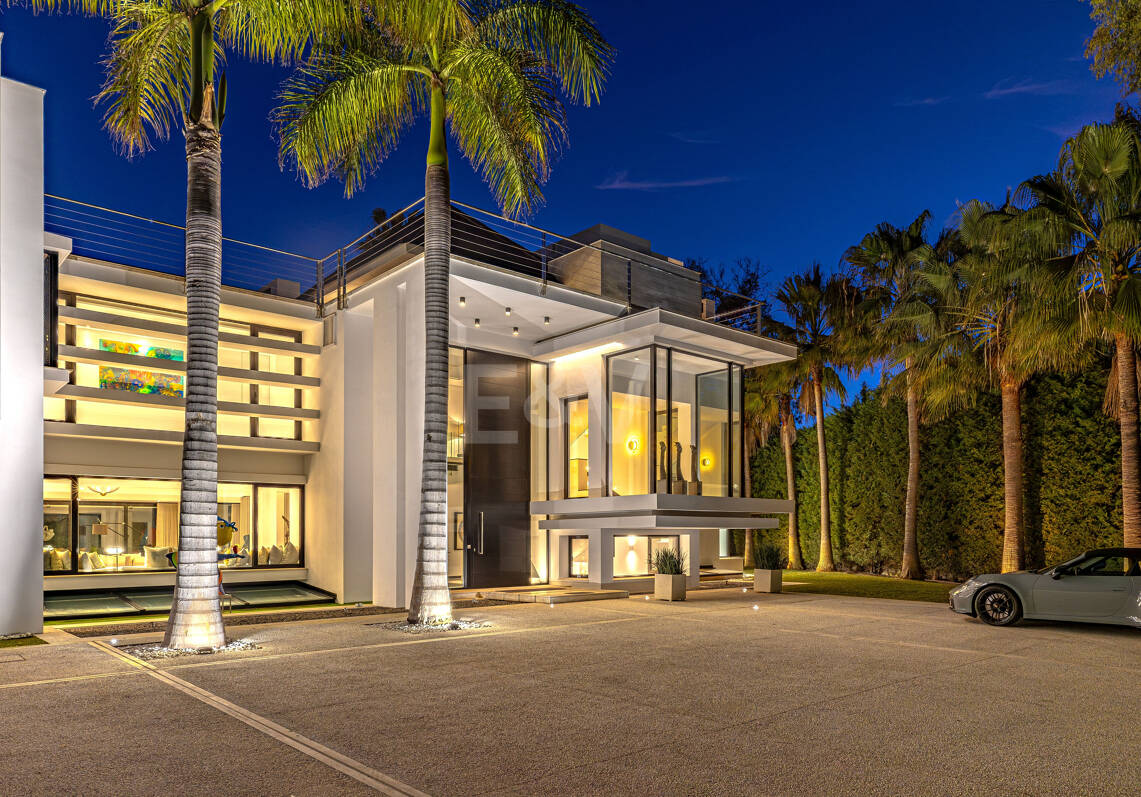 Elegante moderne Architektenvilla mit Meerblick, nur Schritte vom Strand entfernt