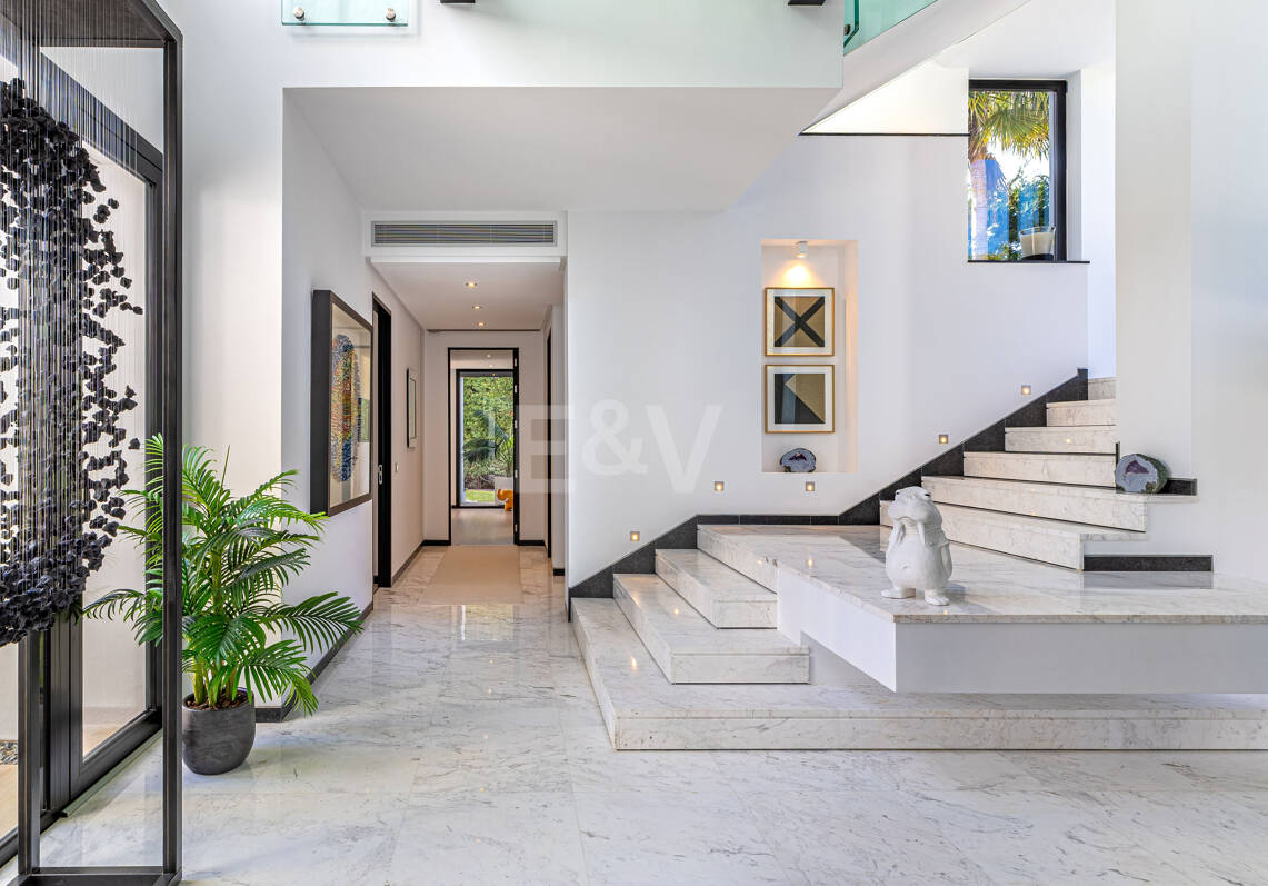 Elegante moderne Architektenvilla mit Meerblick, nur Schritte vom Strand entfernt