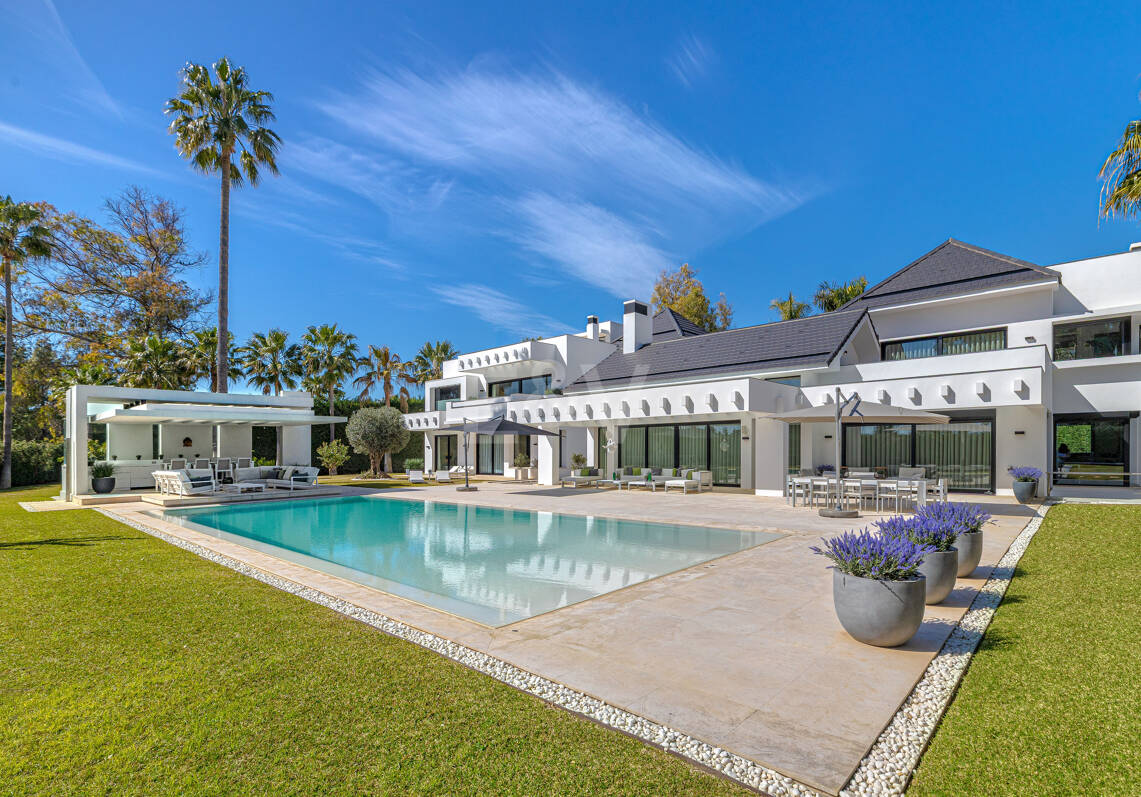 Elegante moderne Architektenvilla mit Meerblick, nur Schritte vom Strand entfernt