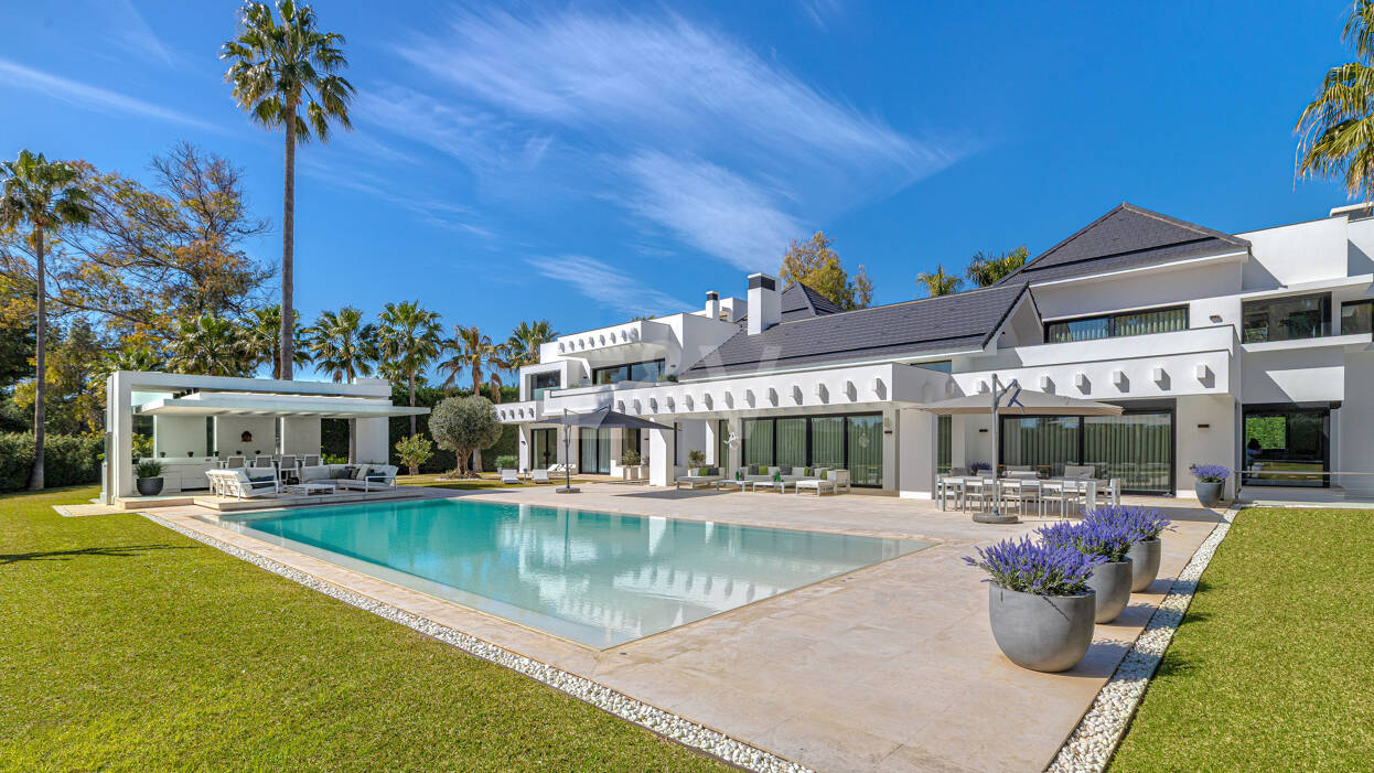Elegante villa moderna de arquitectura con vistas al mar, a pasos de la playa