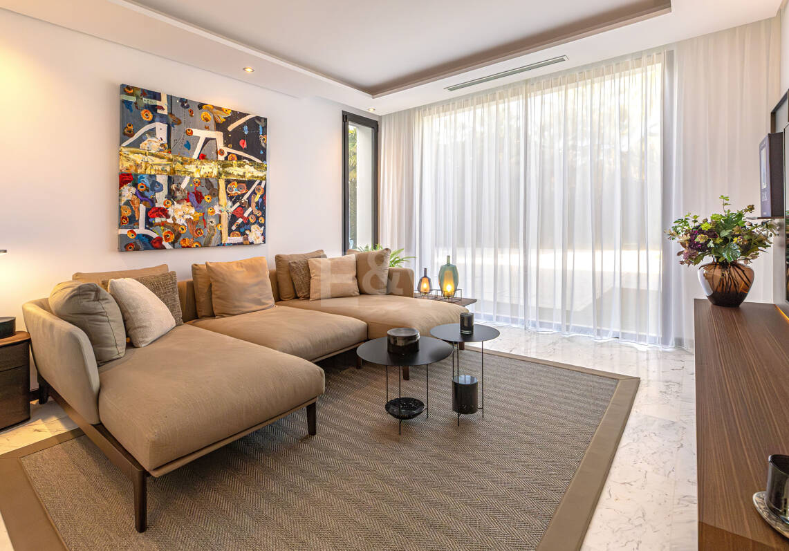 Elegante moderne Architektenvilla mit Meerblick, nur Schritte vom Strand entfernt