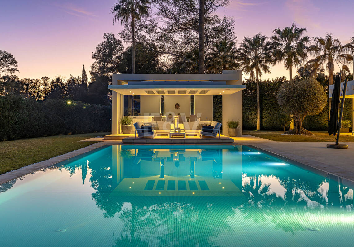 Elegante moderne Architektenvilla mit Meerblick, nur Schritte vom Strand entfernt