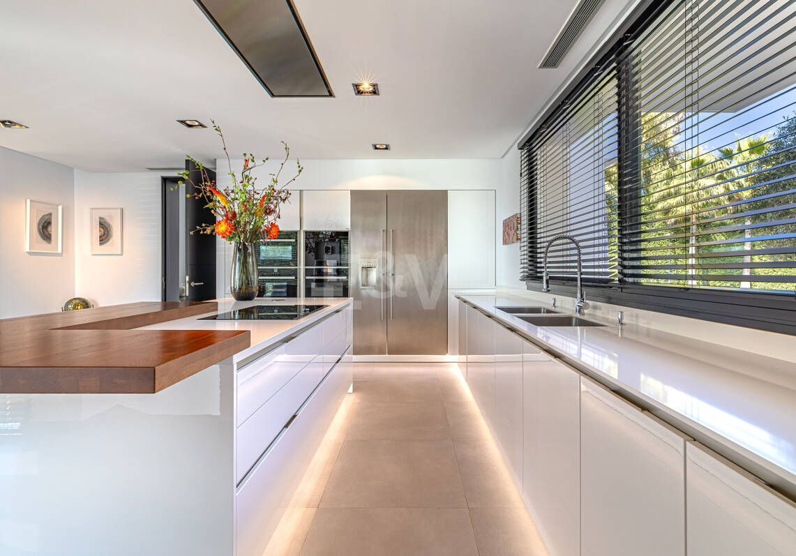 Elegante moderne Architektenvilla mit Meerblick, nur Schritte vom Strand entfernt