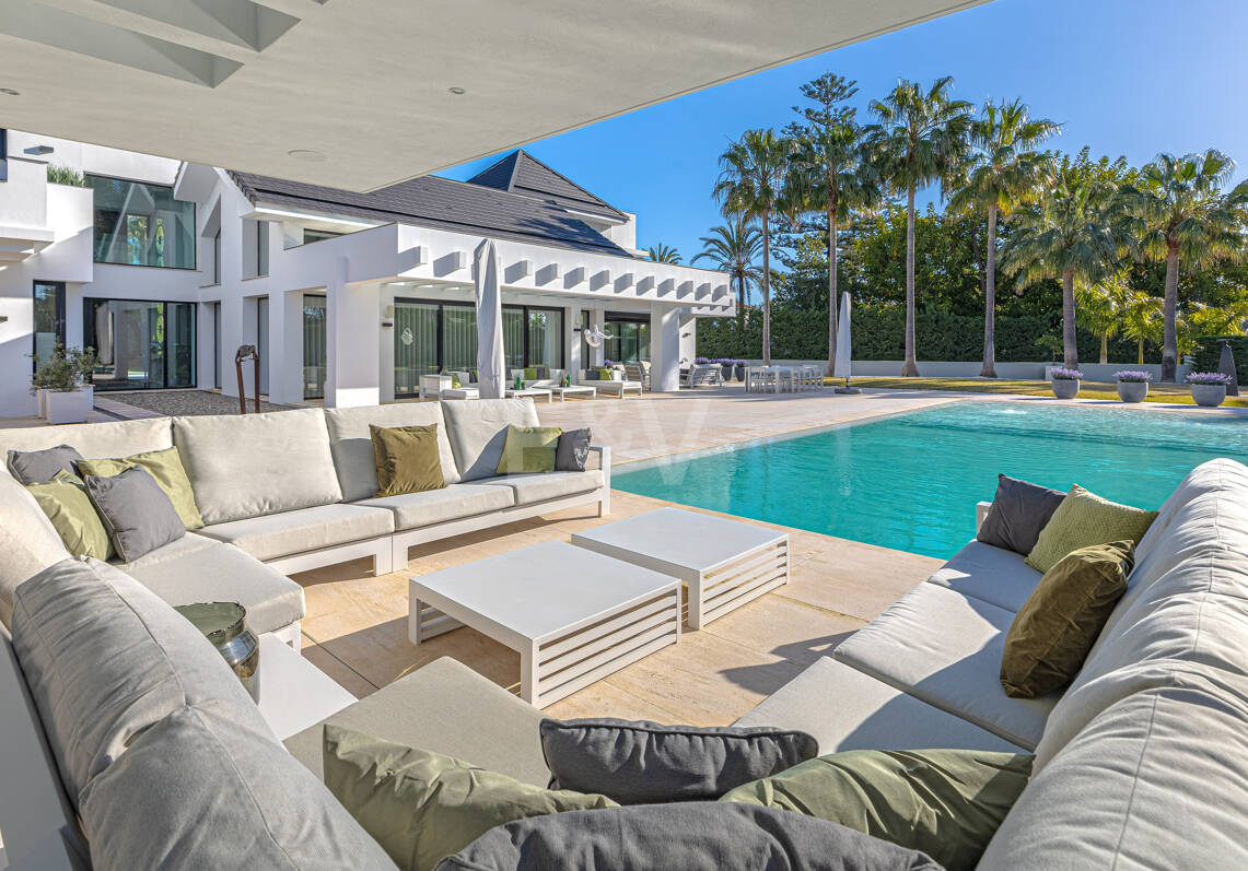Elegante moderne Architektenvilla mit Meerblick, nur Schritte vom Strand entfernt