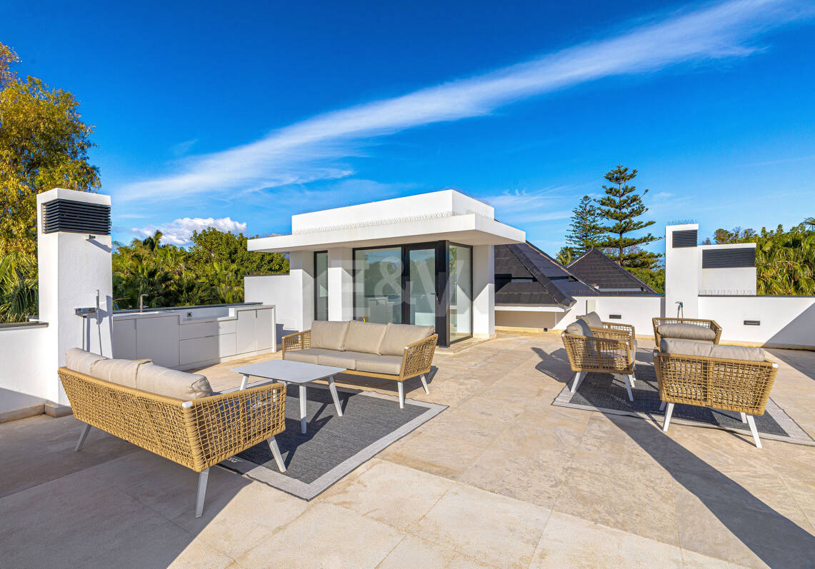 Elegante moderne Architektenvilla mit Meerblick, nur Schritte vom Strand entfernt