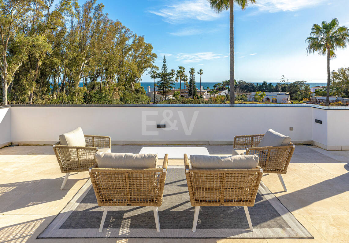 Elegante moderne Architektenvilla mit Meerblick, nur Schritte vom Strand entfernt