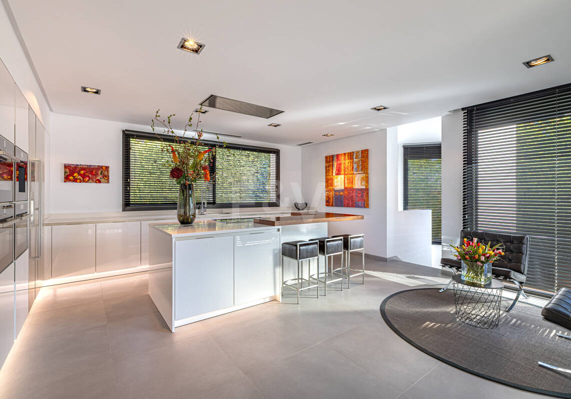 Elegante moderne Architektenvilla mit Meerblick, nur Schritte vom Strand entfernt