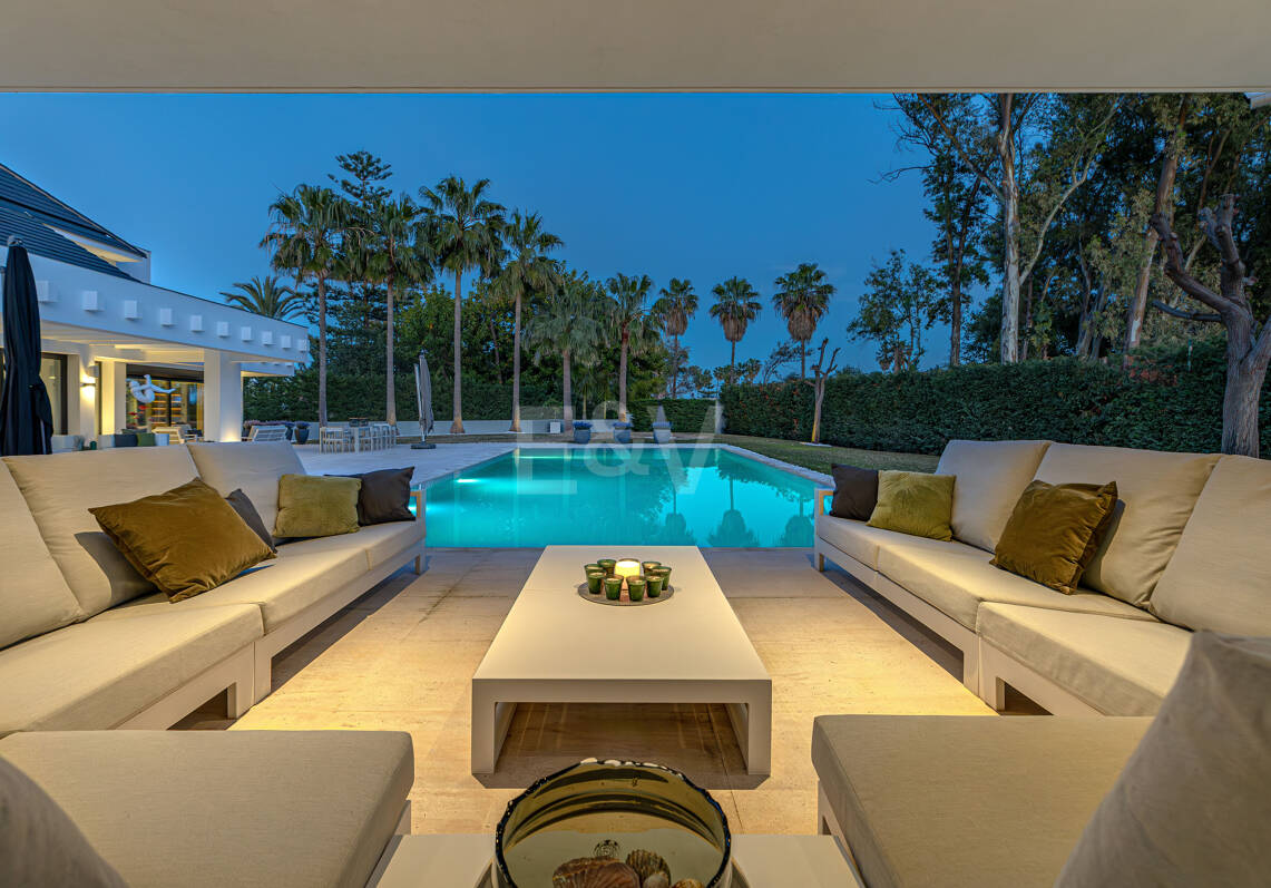 Elegante moderne Architektenvilla mit Meerblick, nur Schritte vom Strand entfernt