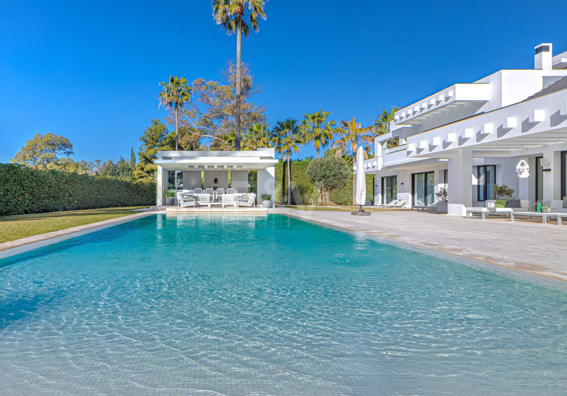 Elegante moderne Architektenvilla mit Meerblick, nur Schritte vom Strand entfernt