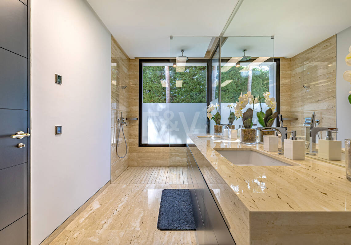 Elegante moderne Architektenvilla mit Meerblick, nur Schritte vom Strand entfernt