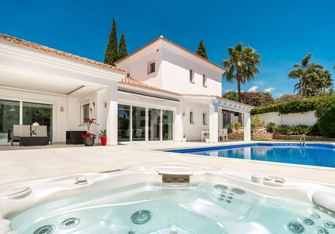 Villa contemporánea con vistas al mar y a la montaña en El Rosario