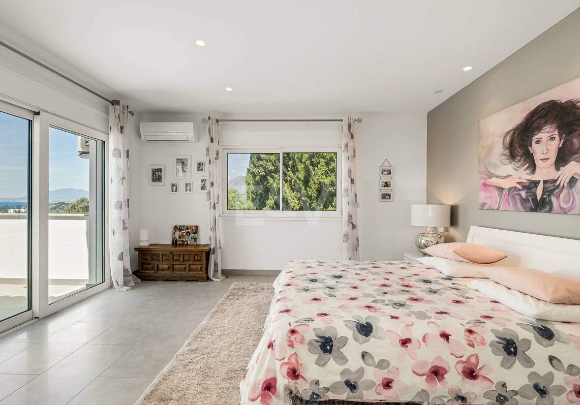Villa contemporánea con vistas al mar y a la montaña en El Rosario