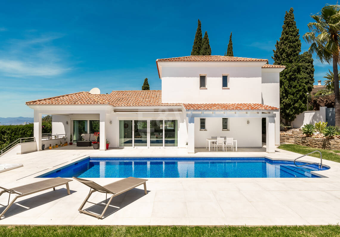 Villa contemporánea con vistas al mar y a la montaña en El Rosario