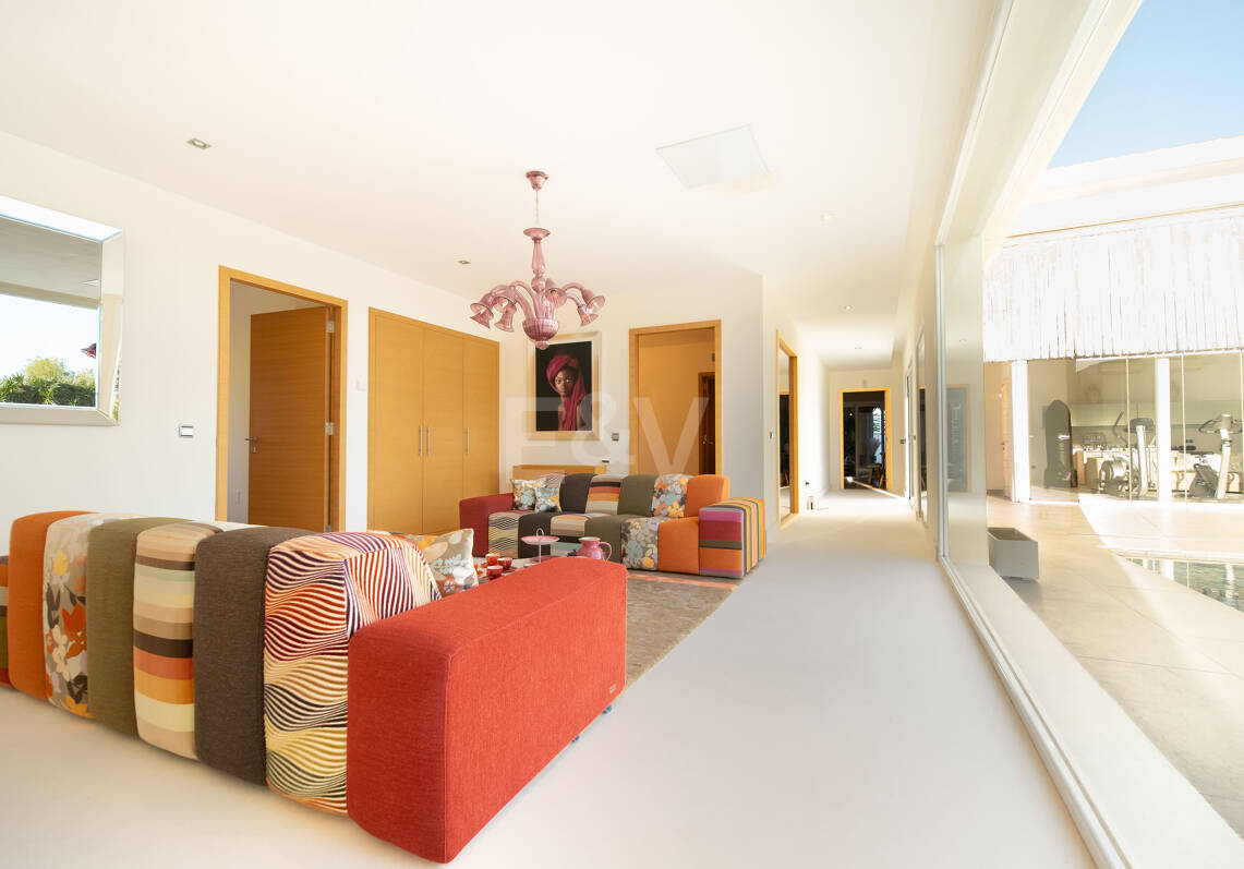 Contemporary Villa Close to Golf, Amenities and Independent Apartment