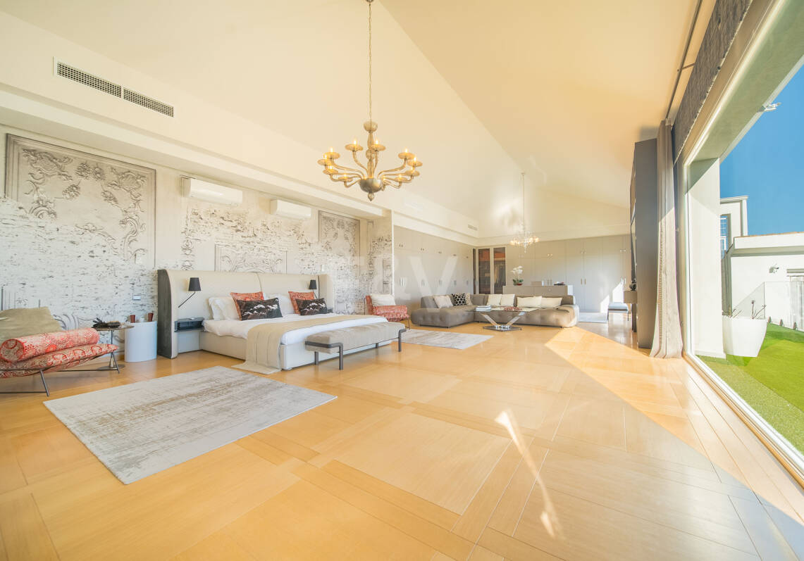 Contemporary Villa Close to Golf, Amenities and Independent Apartment