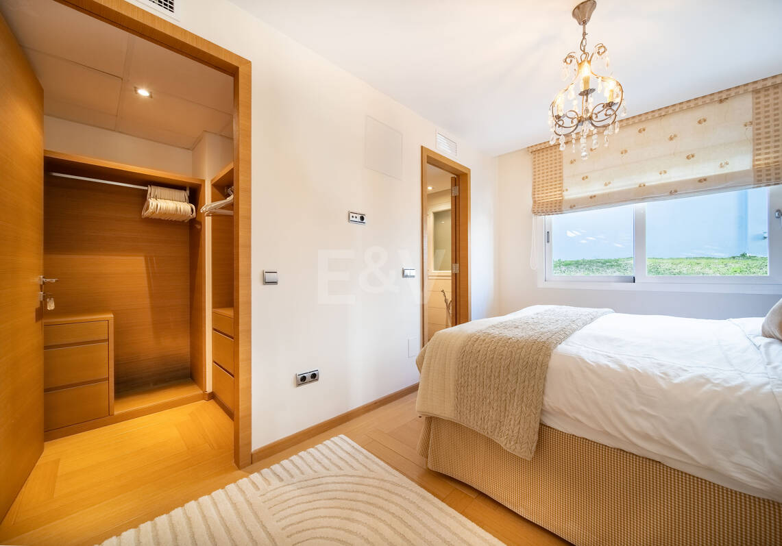 Contemporary Villa Close to Golf, Amenities and Independent Apartment