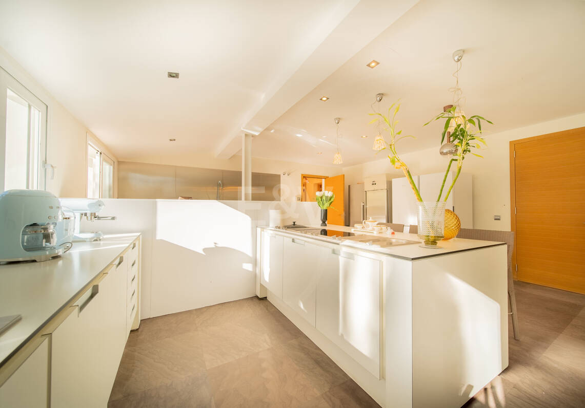Contemporary Villa Close to Golf, Amenities and Independent Apartment