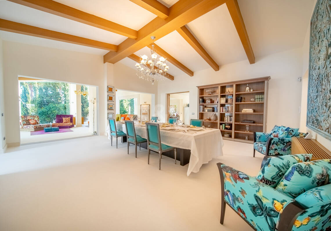 Contemporary Villa Close to Golf, Amenities and Independent Apartment