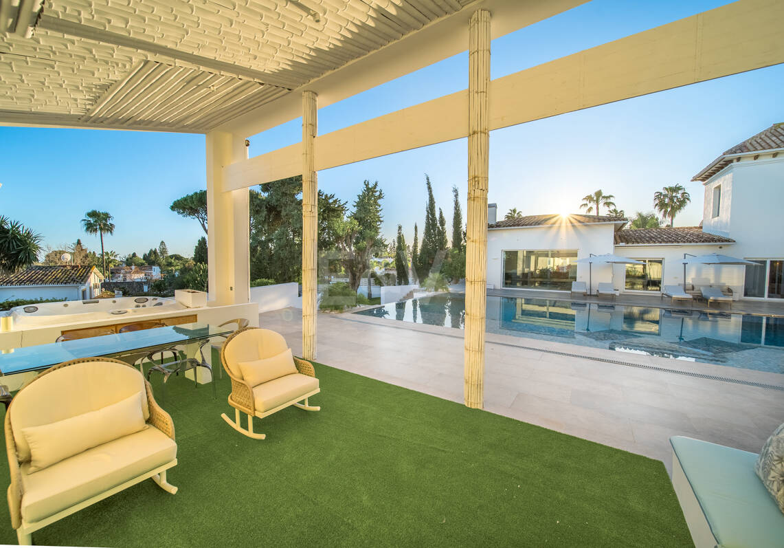 Contemporary Villa Close to Golf, Amenities and Independent Apartment