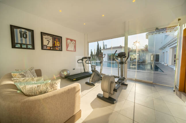 Moderne Villa nahe Golf, Annehmlichkeiten und separatem Apartment