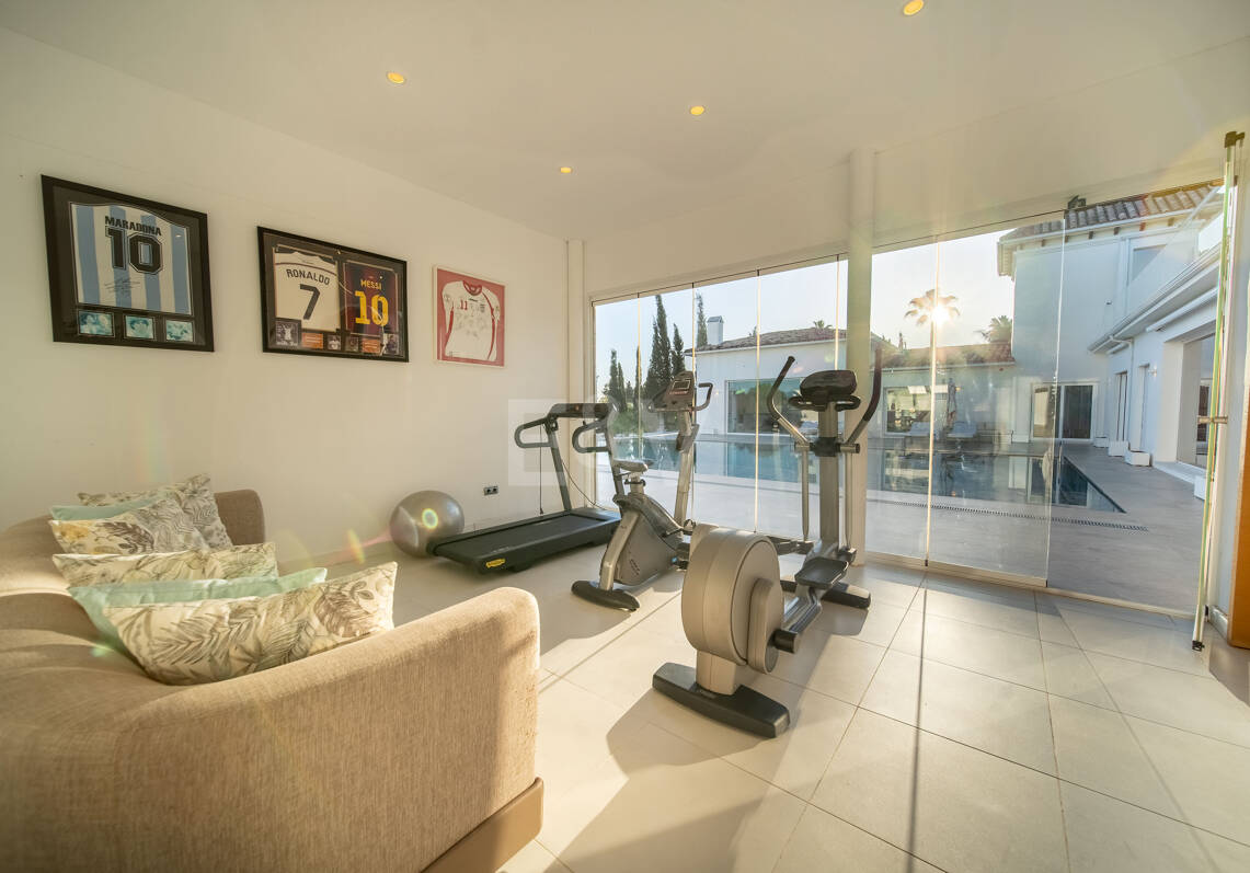 Contemporary Villa Close to Golf, Amenities and Independent Apartment