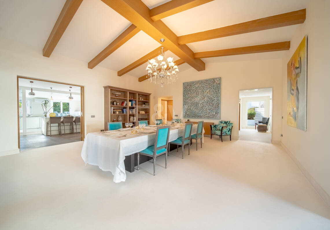 Contemporary Villa Close to Golf, Amenities and Independent Apartment