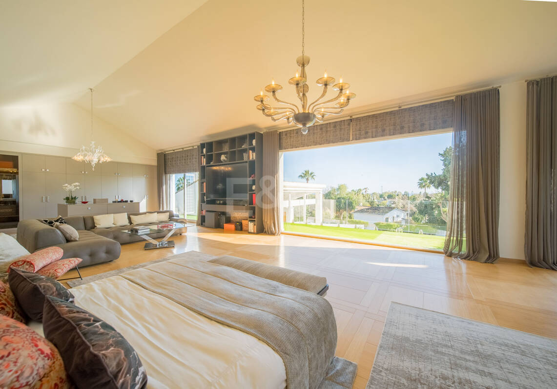 Contemporary Villa Close to Golf, Amenities and Independent Apartment