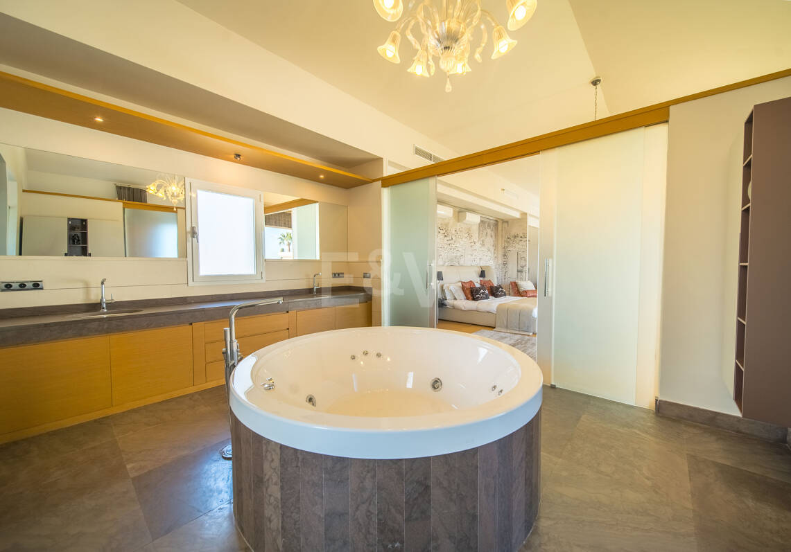 Contemporary Villa Close to Golf, Amenities and Independent Apartment