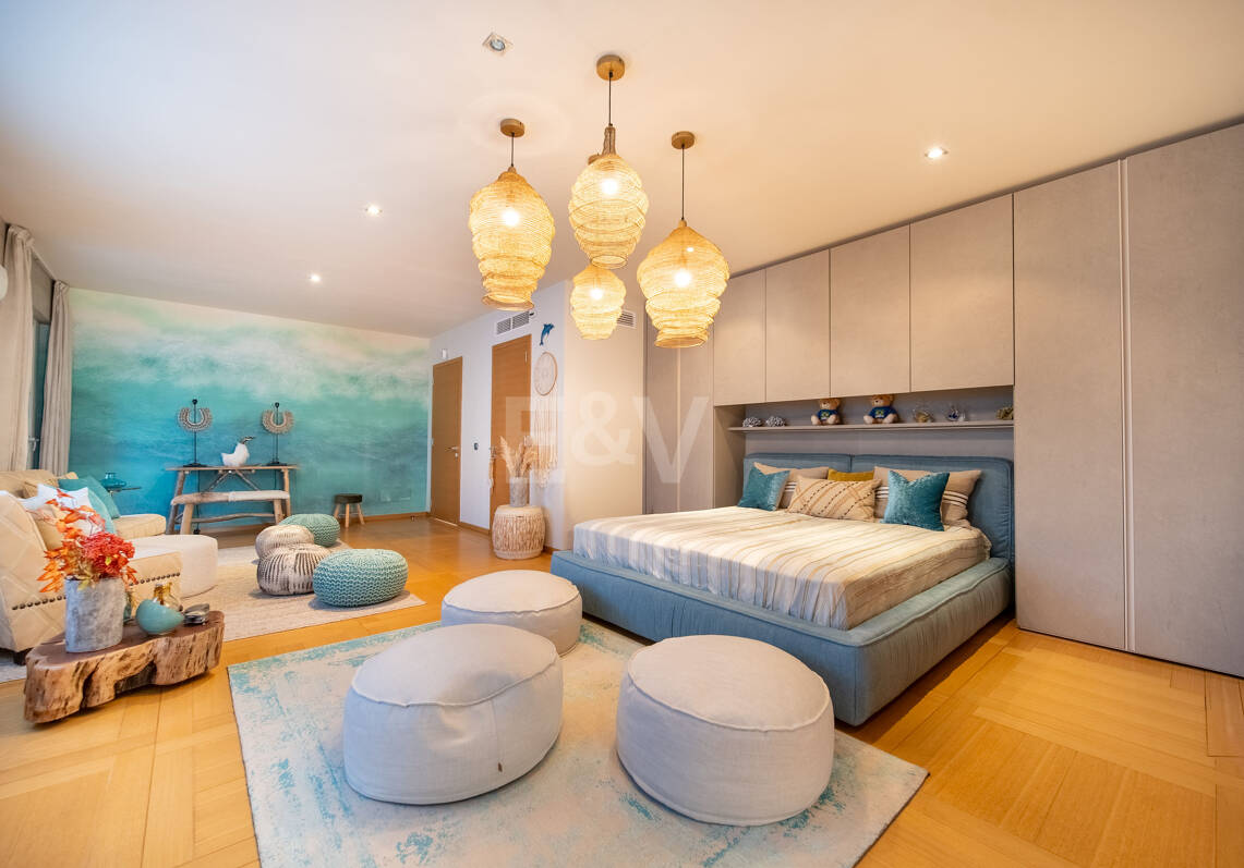 Contemporary Villa Close to Golf, Amenities and Independent Apartment