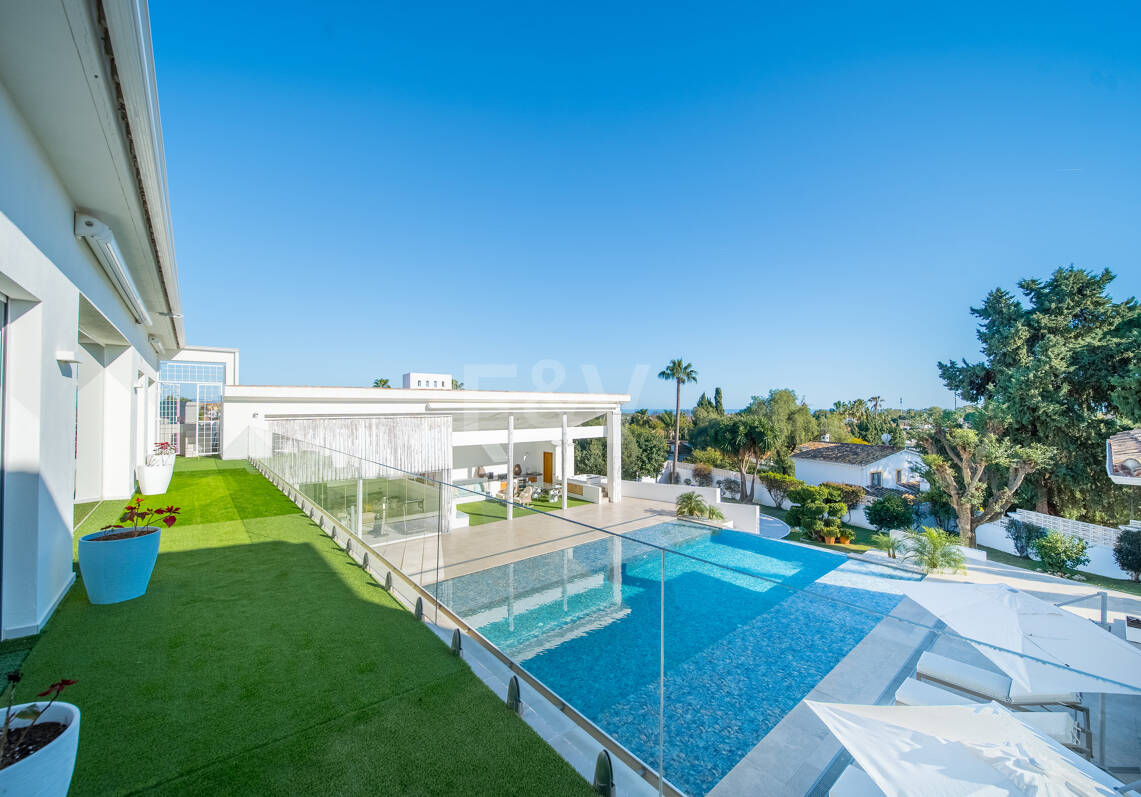 Contemporary Villa Close to Golf, Amenities and Independent Apartment