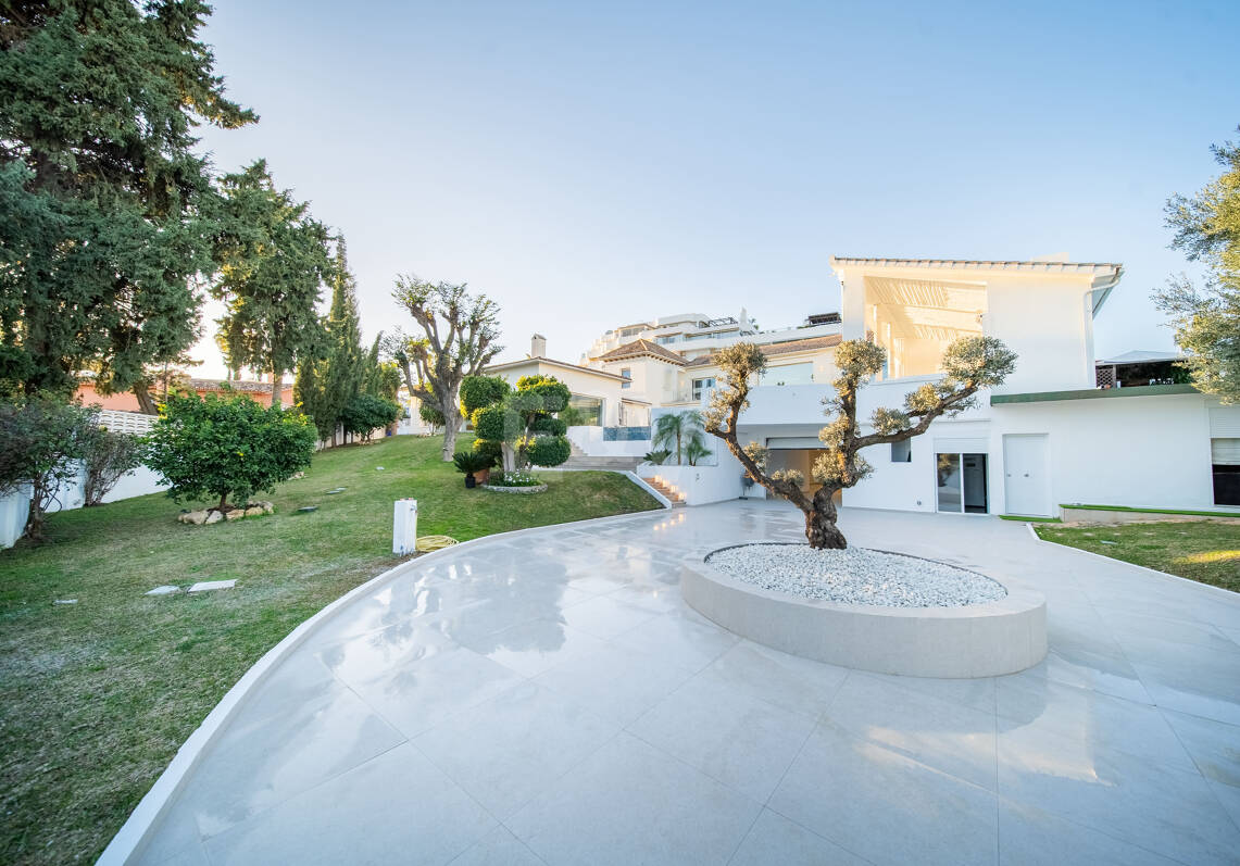 Contemporary Villa Close to Golf, Amenities and Independent Apartment