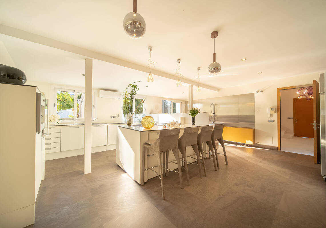 Contemporary Villa Close to Golf, Amenities and Independent Apartment