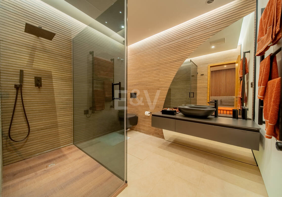 Contemporary Villa Close to Golf, Amenities and Independent Apartment