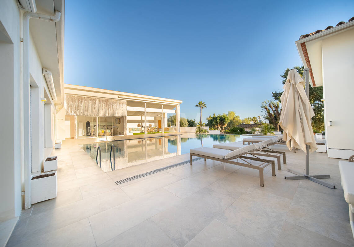 Contemporary Villa Close to Golf, Amenities and Independent Apartment