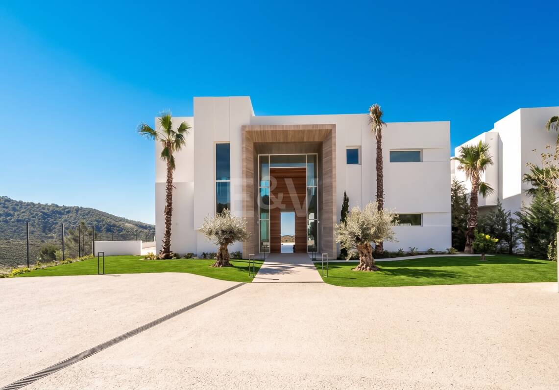 Villa de lujo con salón de doble altura, vistas panorámicas al mar y servicios de resort en Palo Alto, Marbella