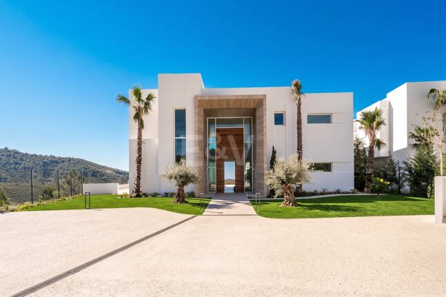 Villa de lujo con salón de doble altura, vistas panorámicas al mar y servicios de resort en Palo Alto, Marbella